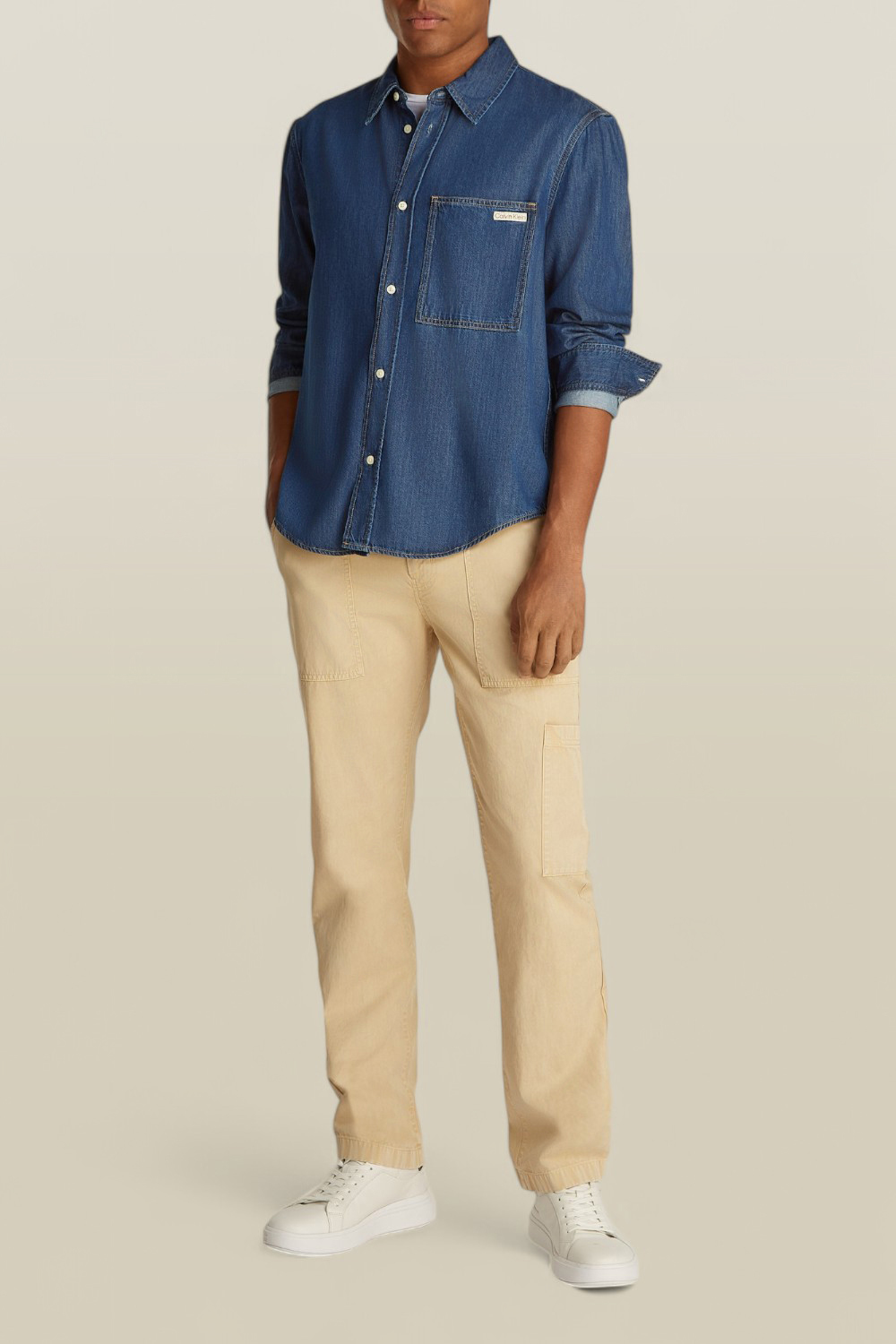 תמונת כל הלוק של חולצת ג'ינס מכופתרת